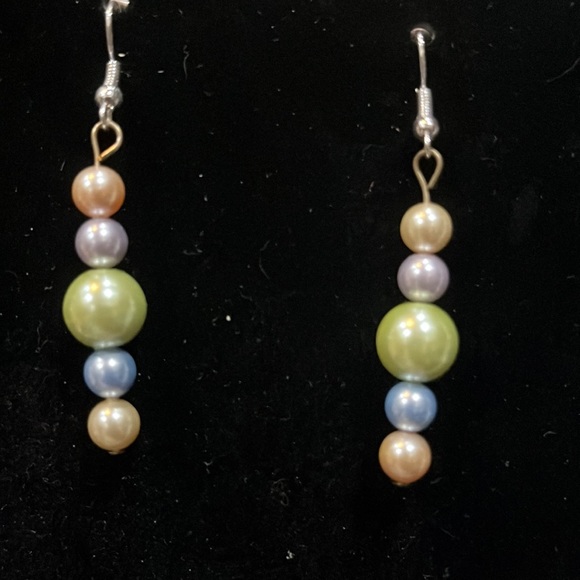 Beautiful custom 20” beaded necklace and 2” dangle earrings. New! - Picture 2 of 6